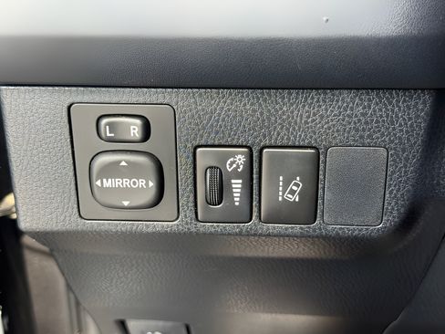 Used 2018 Toyota RAV4 LE FWD image 32