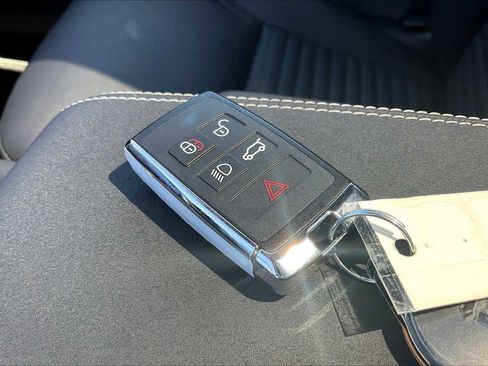 Used 2025 Land Rover Discovery Dynamic SE image 14