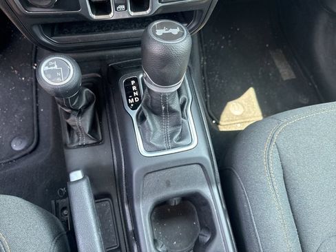 Used 2025 Jeep Wrangler Unlimited Sahara AWD/4WD image 16