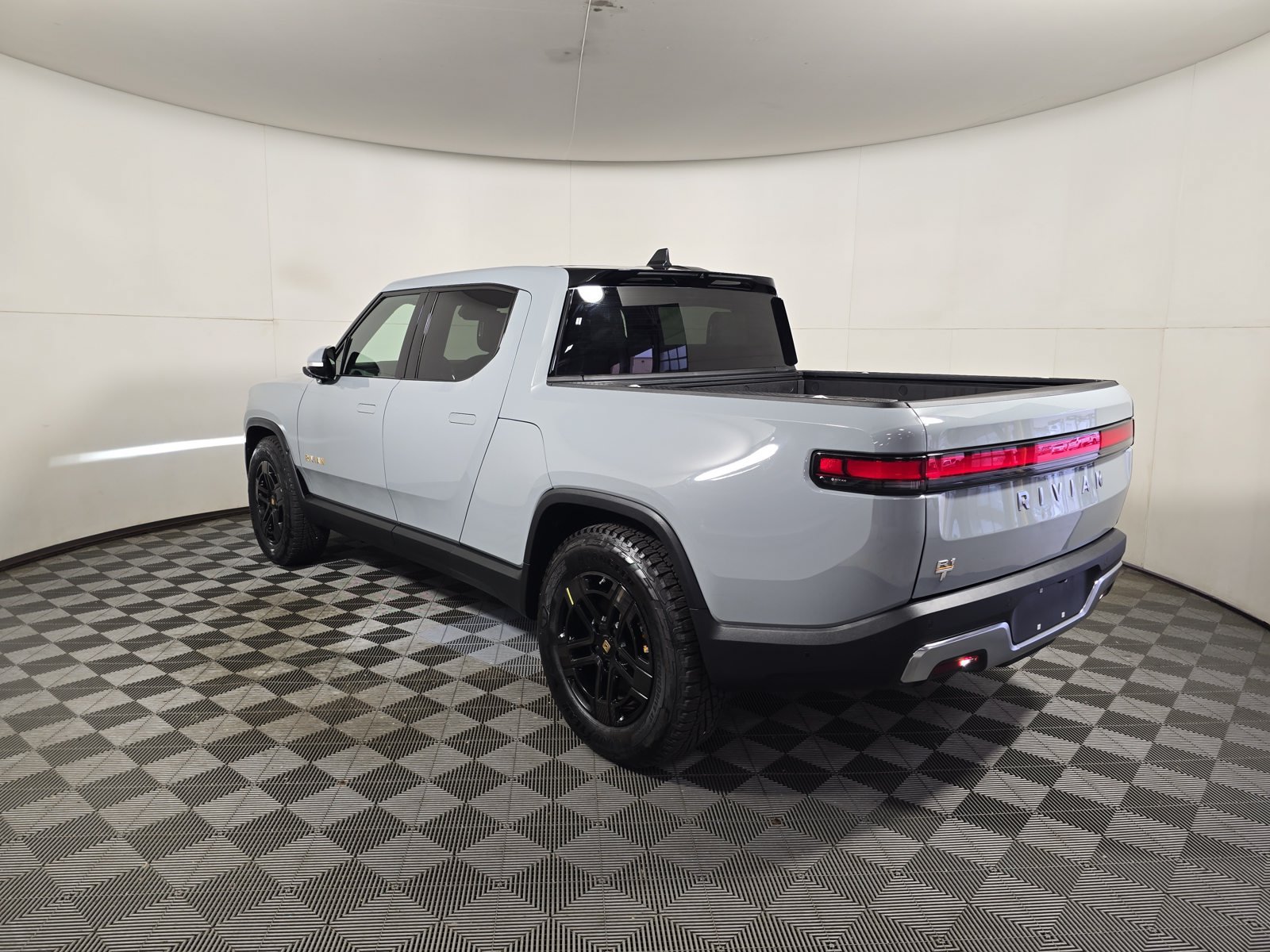 Used 2022 Rivian R1T Adventure AWD/4WD image 3