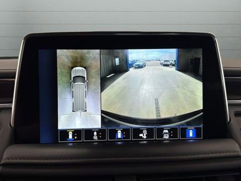 Used 2022 Chevrolet Suburban LT w/ Luxury Package image 9