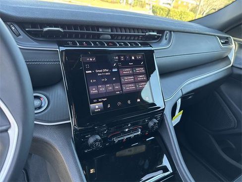 New 2025 Jeep Grand Cherokee Altitude image 25
