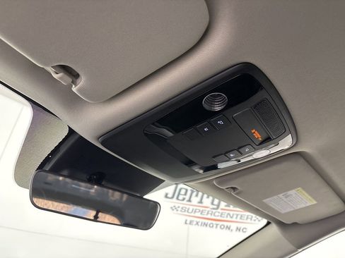 Used 2024 Kia Carnival LX image 19