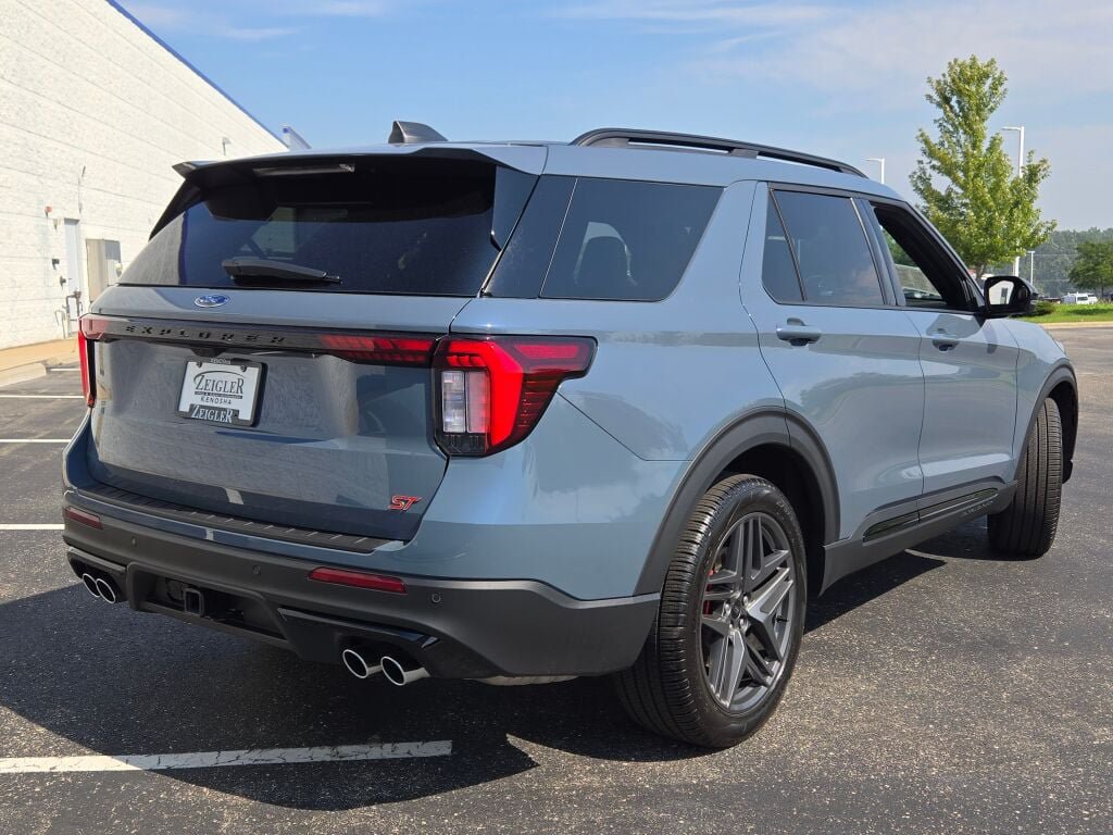 Used 2025 Ford Explorer ST w/ Sun And Sound Package AWD/4WD image 12