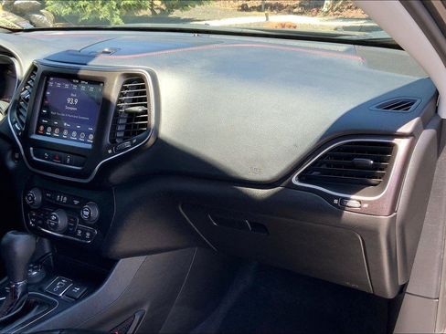 Used 2021 Jeep Cherokee Trailhawk w/ Comfort/Convenience Group AWD/4WD image 16