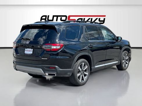 Used 2025 Honda Pilot Touring image 7