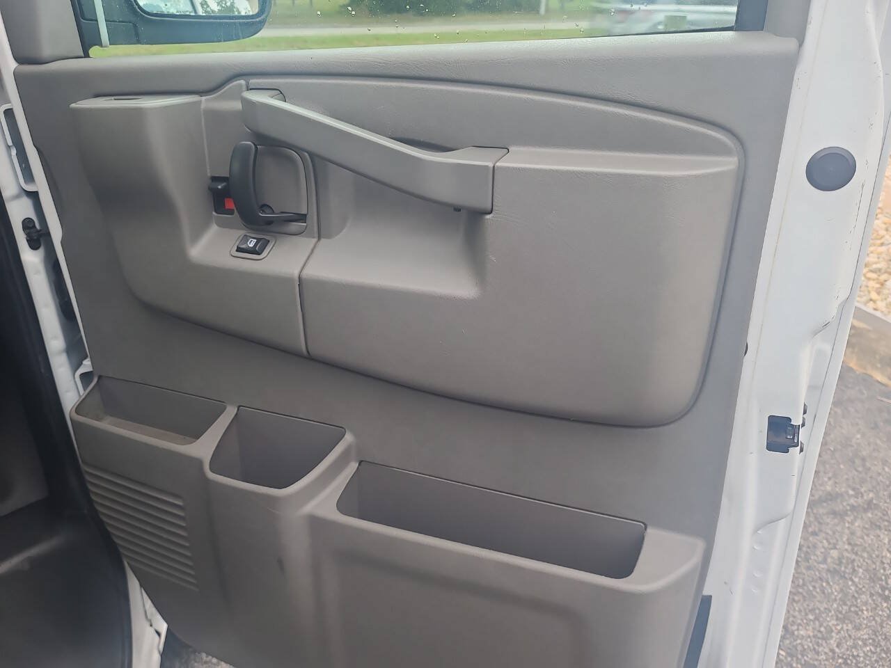 Used 2018 Chevrolet Express 2500 RWD image 25
