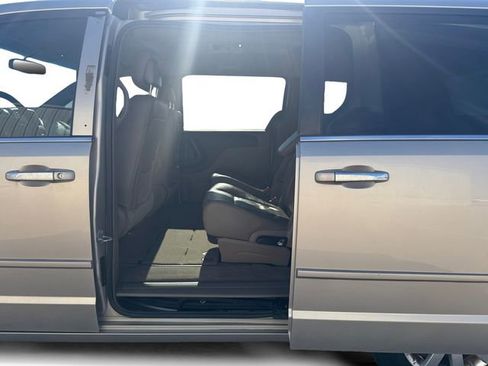 Used 2015 Chrysler Town & Country LX image 18