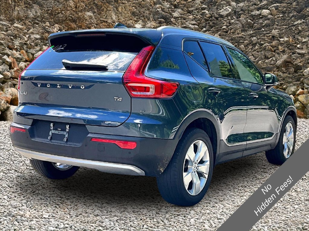 Used 2021 Volvo XC40 T4 Momentum FWD image 2