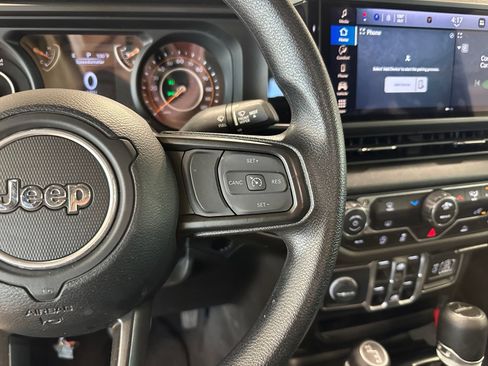 Used 2025 Jeep Gladiator Sport AWD/4WD image 17