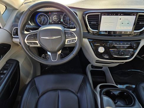 Used 2023 Chrysler Pacifica Touring-L image 13