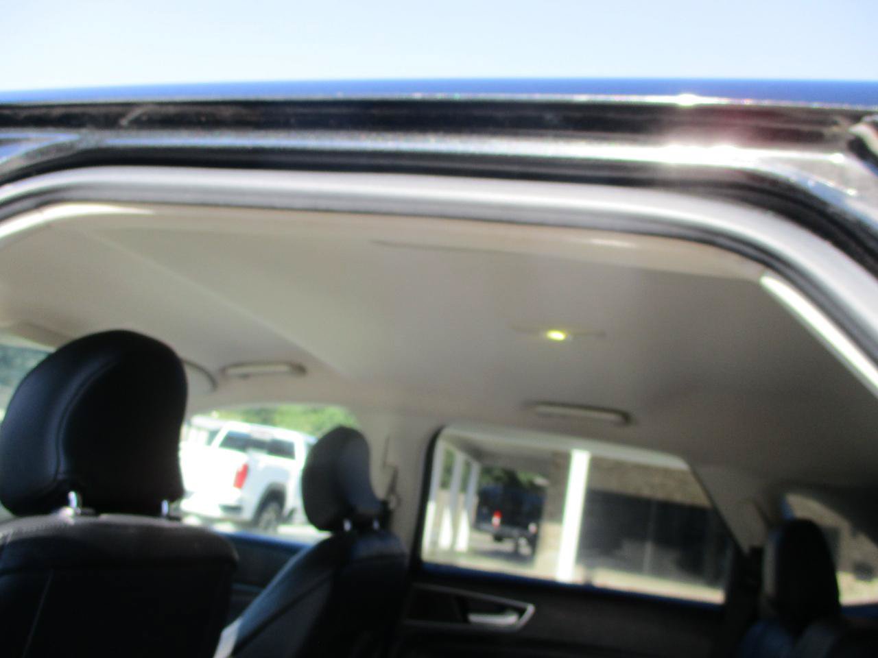 Used 2015 Ford Edge Titanium w/ Technology Package FWD image 18