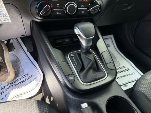 Used 2025 Kia Soul LX w/ LX Technology Package FWD image 25