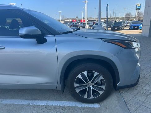 Used 2022 Toyota Highlander XLE image 2