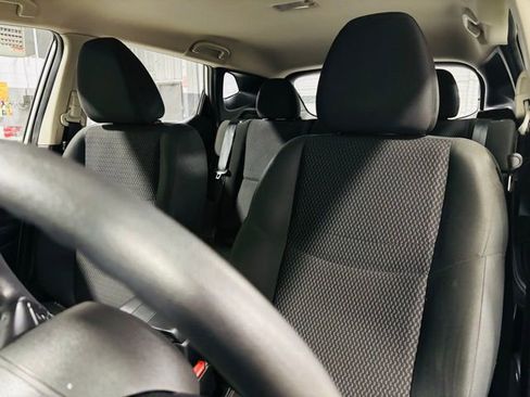 Used 2022 Nissan Rogue Sport S image 3