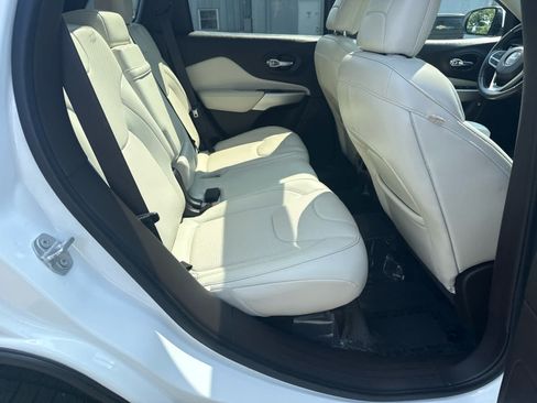 Used 2017 Jeep Cherokee Overland AWD/4WD image 14