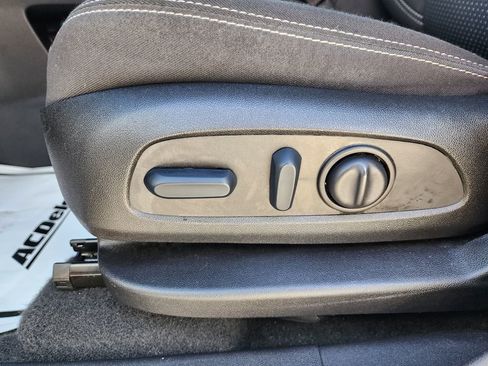 Used 2023 GMC Terrain SLE w/ Driver Convenience Package image 31