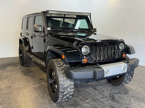 Used 2013 Jeep Wrangler Unlimited Sahara w/ Connectivity Group AWD/4WD image 3