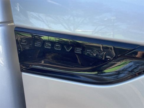 Used 2018 Land Rover Discovery SE image 9