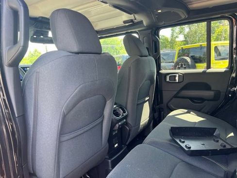 Used 2025 Jeep Wrangler Unlimited Sahara AWD/4WD image 18