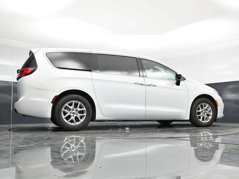 Used 2024 Chrysler Pacifica Touring-L FWD image 54