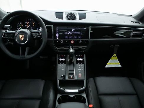 Certified 2025 Porsche Macan image 13