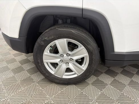 Used 2022 Jeep Compass Latitude FWD image 17