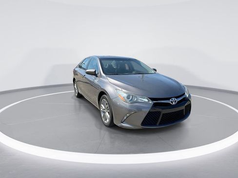 Used 2017 Toyota Camry SE image 2