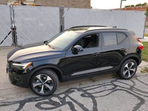 New 2026 Volvo XC40 B5 Plus w/ Protection Package Premier AWD/4WD image 3