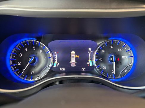Used 2023 Chrysler Pacifica Touring-L FWD image 21
