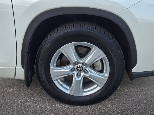 Used 2020 Toyota Highlander LE AWD/4WD image 4