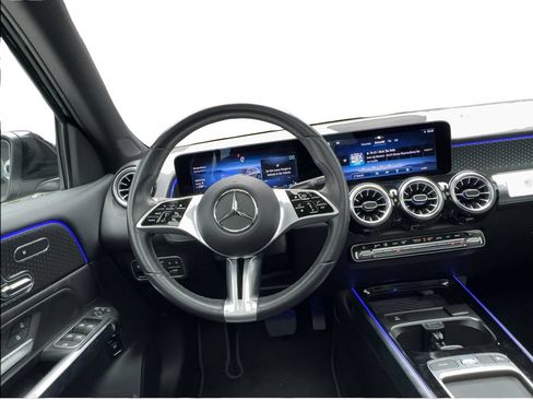 Used 2025 Mercedes-Benz GLB 250 4MATIC image 32