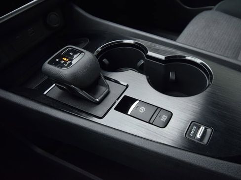 Used 2022 Nissan Rogue S image 25