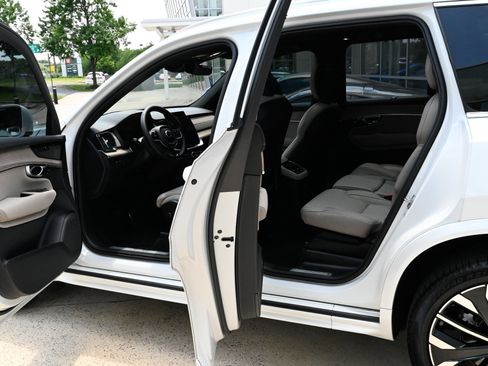 Used 2025 Volvo XC90 T8 Ultra w/ Protection Package Premier AWD/4WD image 35