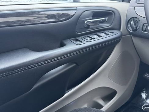 Used 2019 Dodge Grand Caravan SE w/ UConnect Hands-Free Group image 27