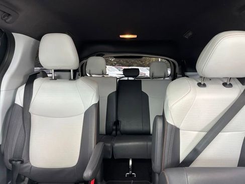 Used 2024 Toyota Sienna XSE FWD image 31
