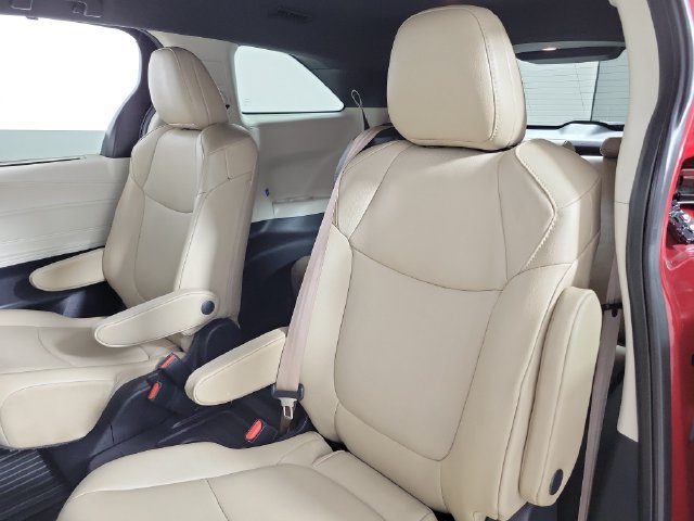 Used 2021 Toyota Sienna XLE FWD image 13