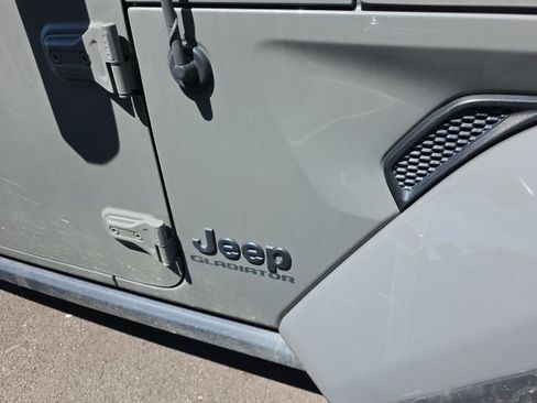 Used 2022 Jeep Gladiator Sport AWD/4WD image 6