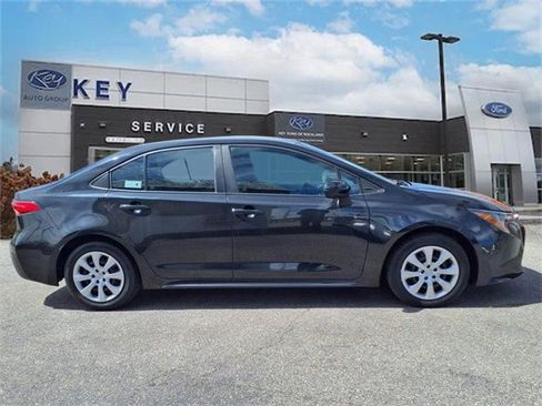 Used 2021 Toyota Corolla LE image 2