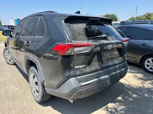 Used 2020 Toyota RAV4 LE FWD image 5