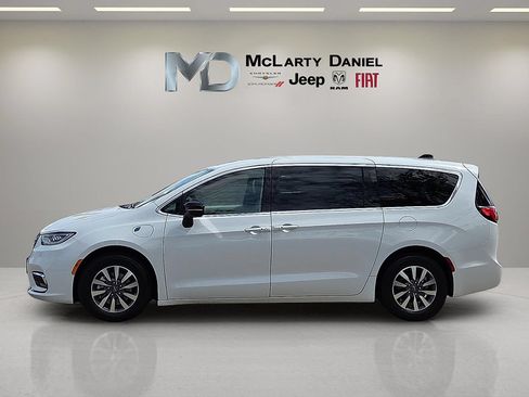 Used 2024 Chrysler Pacifica Limited FWD image 3