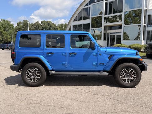 Used 2025 Jeep Wrangler Unlimited Sahara AWD/4WD image 13