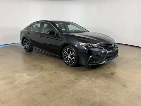 Used 2023 Toyota Camry SE image 4