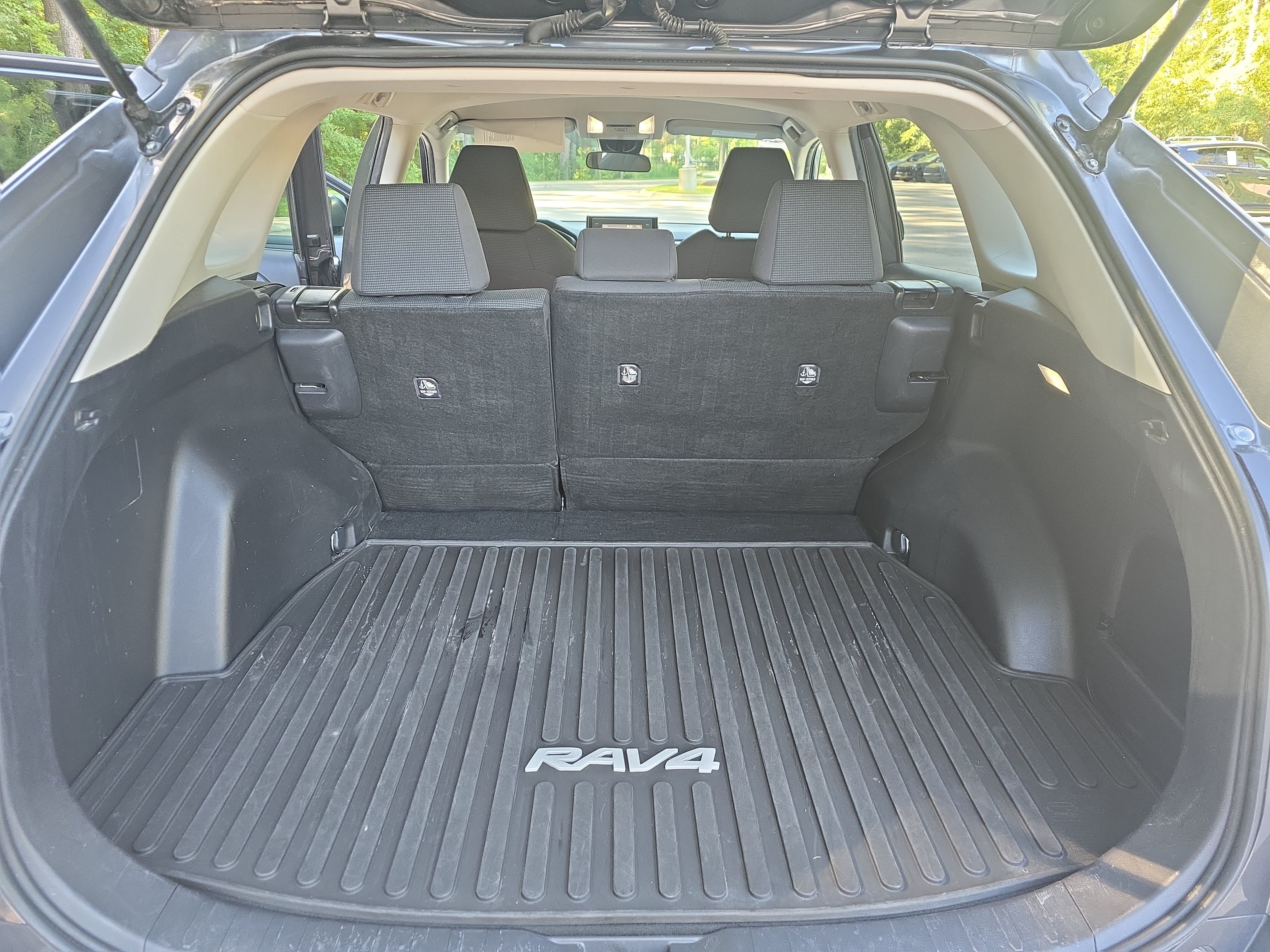 Used 2022 Toyota RAV4 LE FWD image 13