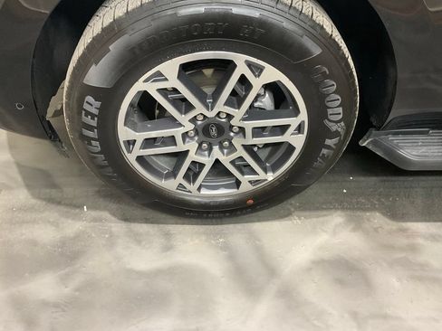 Used 2025 Ford Expedition Active RWD image 6