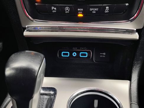 Used 2019 Jeep Grand Cherokee Laredo image 32