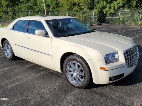 Used 2009 Chrysler 300 Touring RWD image 8