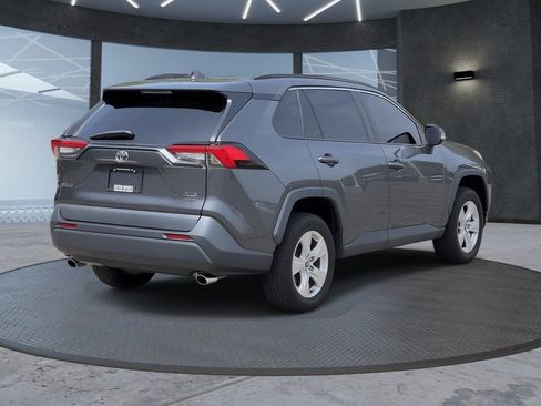 Used 2021 Toyota RAV4 XLE AWD/4WD image 4