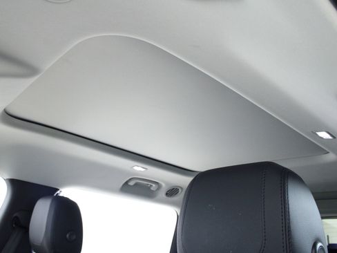 Used 2023 Land Rover Defender 130 S image 28