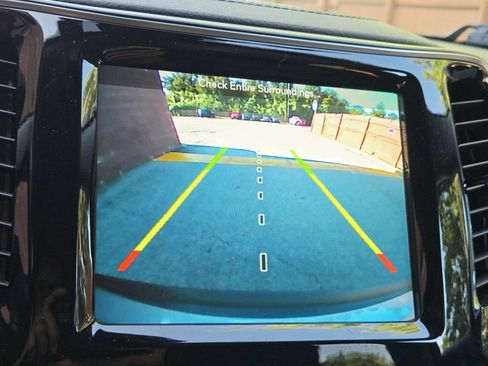 Used 2019 Jeep Cherokee Limited w/ Luxury Group AWD/4WD image 27